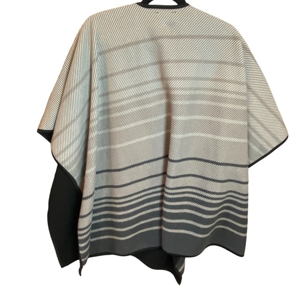 Ike Behar Womens Wrap Poncho Grey White Reversible Cape - Picture 4 of 7